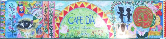 Banner über der Kirchentür